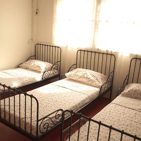 Tiger Lily Hostel Bangkok Ngoại thất bức ảnh