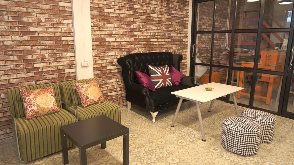 Tiger Lily Hostel Bangkok Ngoại thất bức ảnh