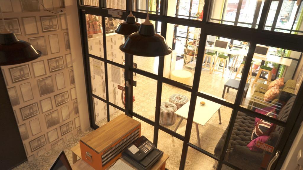 Tiger Lily Hostel Bangkok Ngoại thất bức ảnh