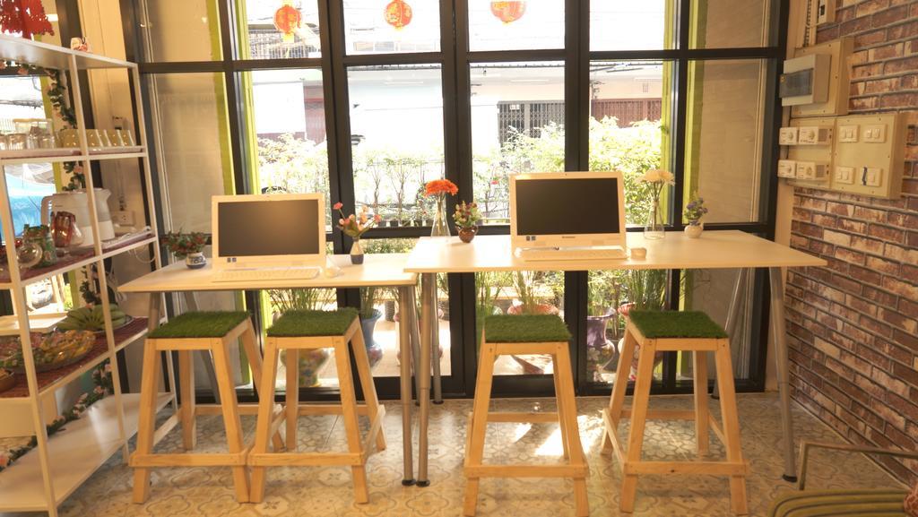 Tiger Lily Hostel Bangkok Ngoại thất bức ảnh