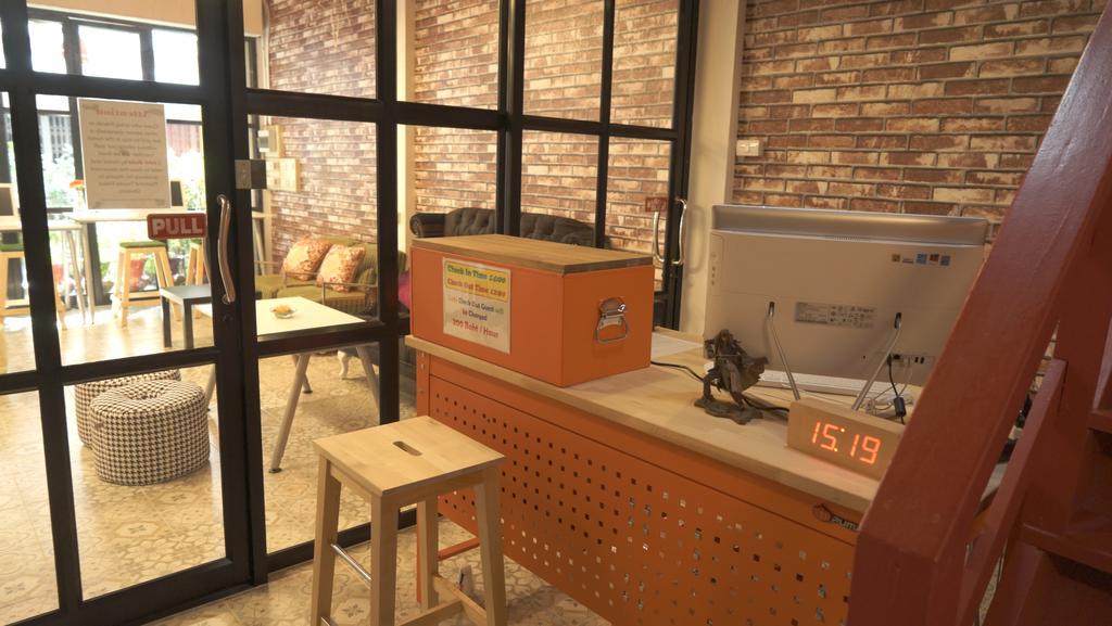 Tiger Lily Hostel Bangkok Ngoại thất bức ảnh