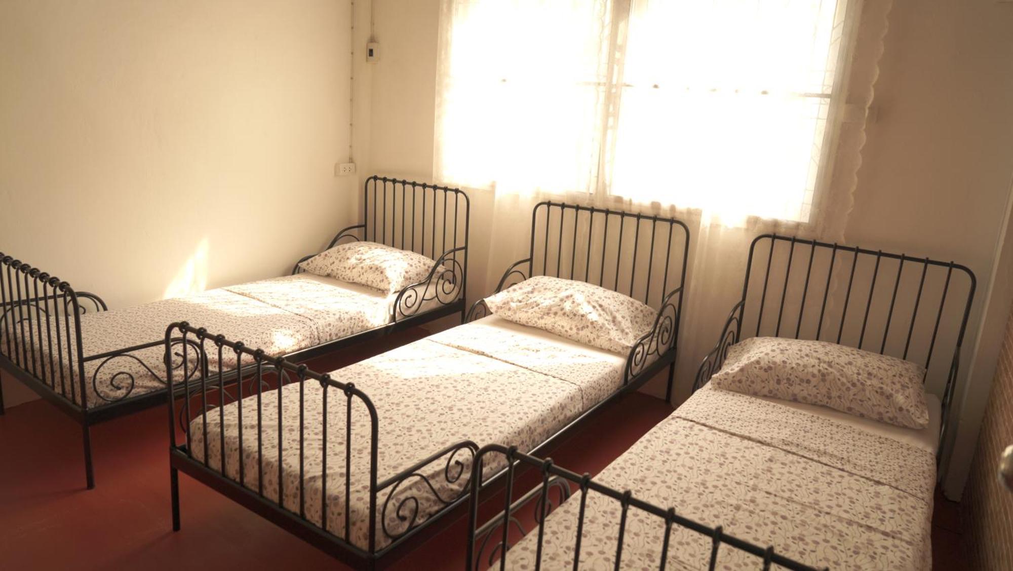 Tiger Lily Hostel Bangkok Ngoại thất bức ảnh