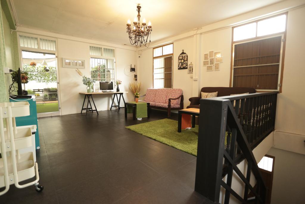 Tiger Lily Hostel Bangkok Ngoại thất bức ảnh