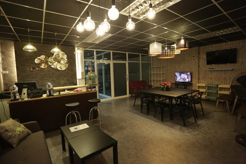 Tiger Lily Hostel Bangkok Ngoại thất bức ảnh