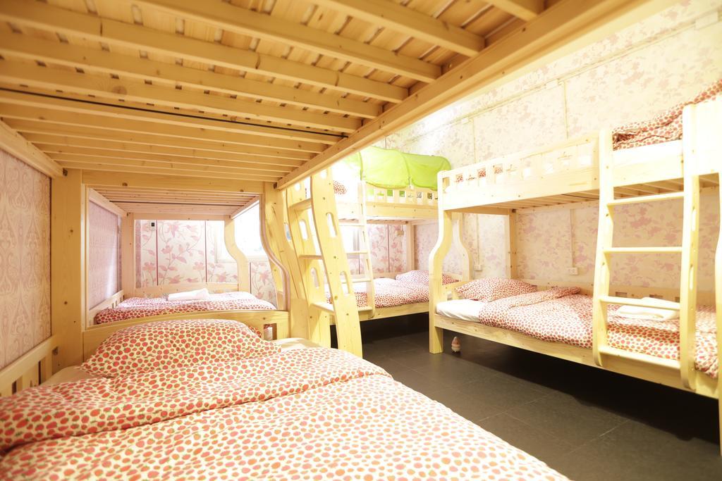 Tiger Lily Hostel Bangkok Ngoại thất bức ảnh