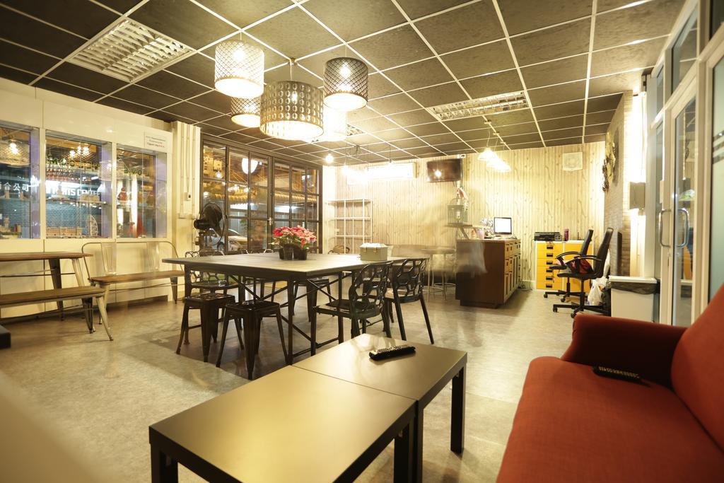 Tiger Lily Hostel Bangkok Ngoại thất bức ảnh