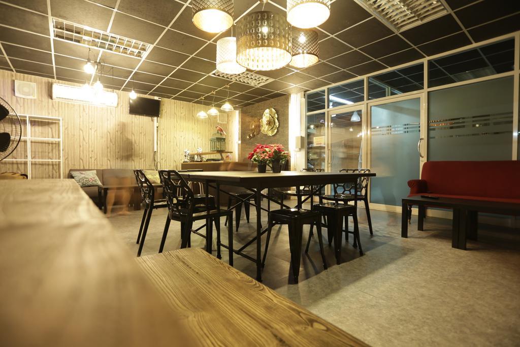 Tiger Lily Hostel Bangkok Ngoại thất bức ảnh