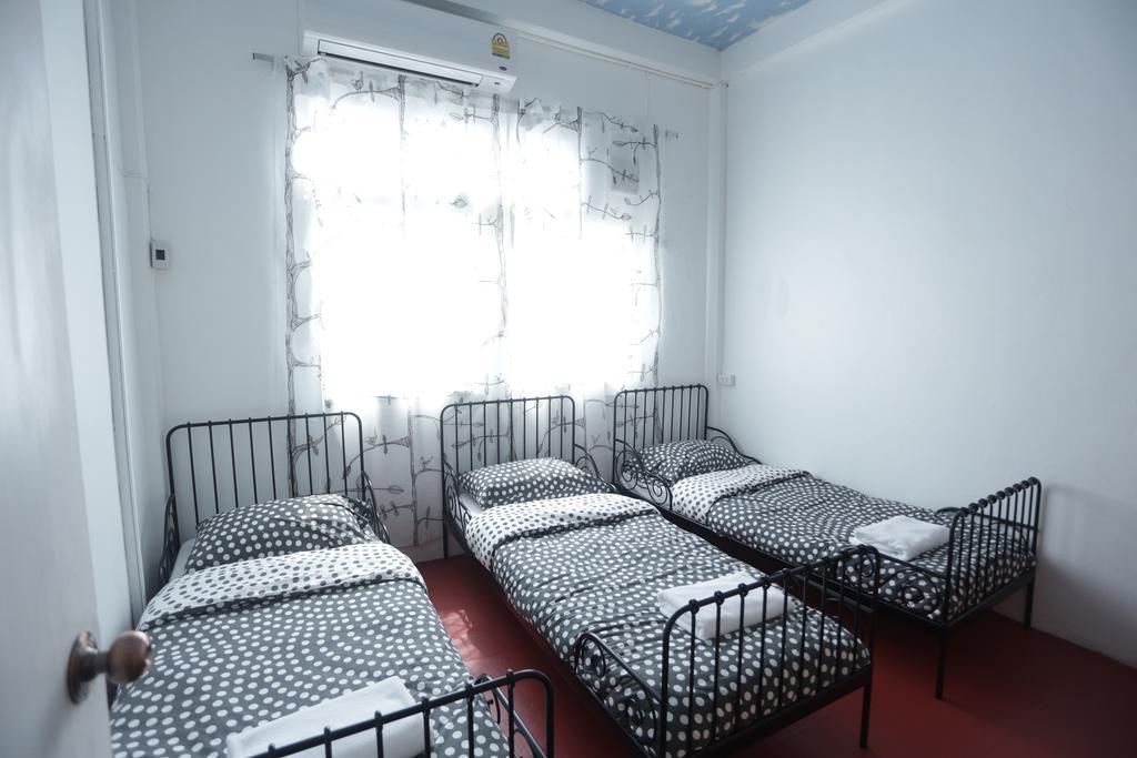 Tiger Lily Hostel Bangkok Ngoại thất bức ảnh