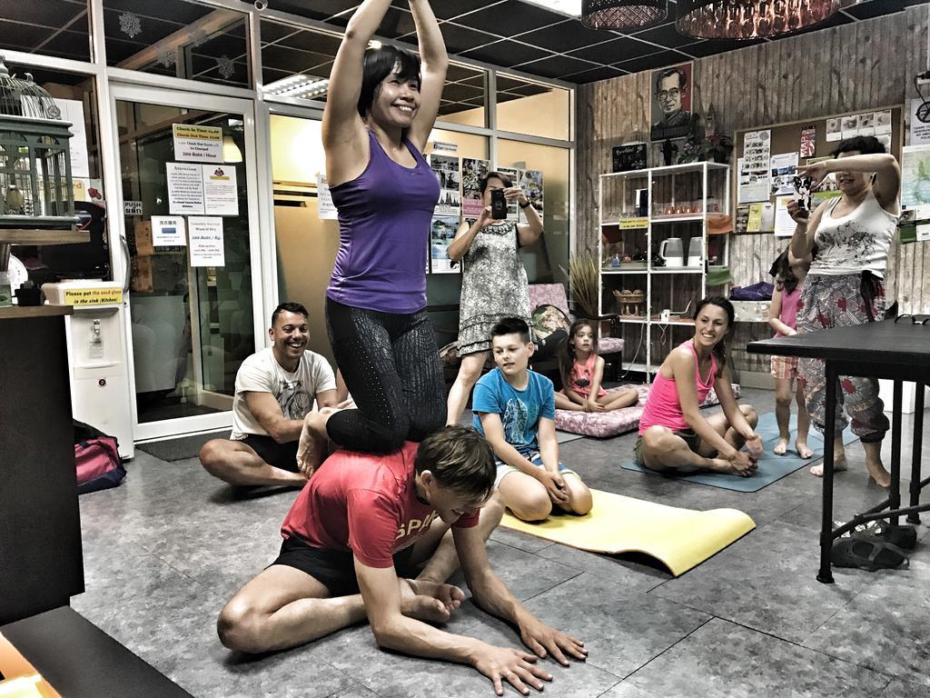 Tiger Lily Hostel Bangkok Ngoại thất bức ảnh
