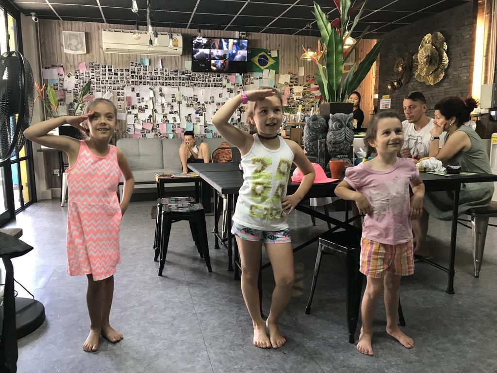 Tiger Lily Hostel Bangkok Ngoại thất bức ảnh
