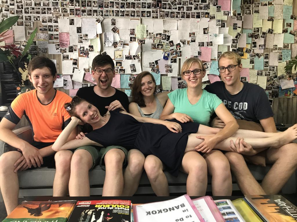Tiger Lily Hostel Bangkok Ngoại thất bức ảnh